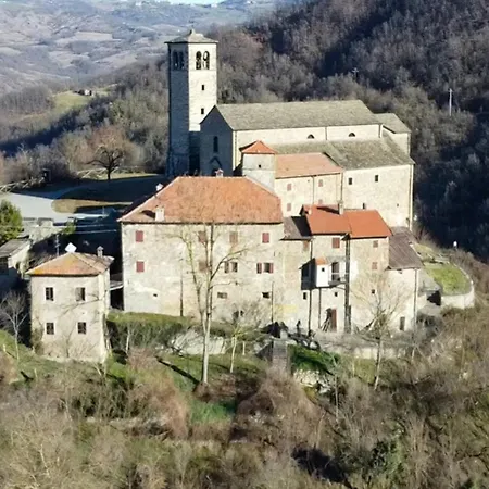 Castle With Private In Modenese Apennines בית נופש